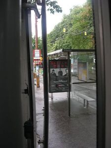 Bussipysäkeilläkin mainostettiin keikkaa. Kuva otettu bussin sisältä ennen ovien sulkeutumista Bratislavan rautatieaseman edessä
