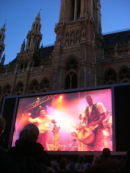 LiveAfrica-konsertin (2005) lähetys Wienin raatihuoneenpuistossa 27.7.2009.