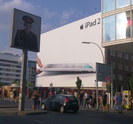 Apple iPad 2 -mainos, Checkpoint Charlie, Berliini