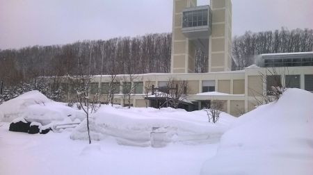 Sapporo City Universityn design-kampus oli maaliskuisena lomapäivänä hiljainen ja luminen.